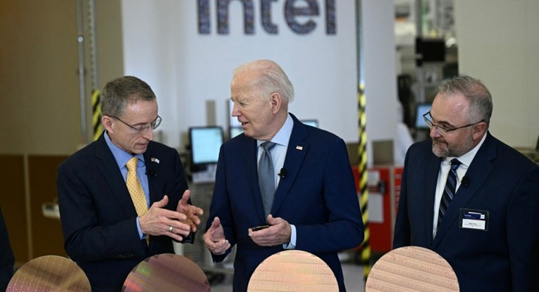 Biden daje 20 milijardi dolara proizvođaču čipova Intel