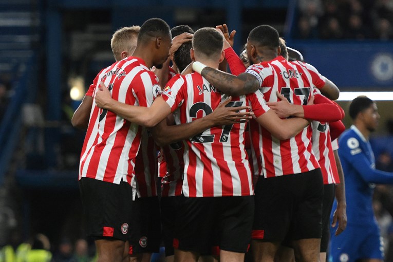 Igrači Brentforda spasili čovjeka od rasističkog napada. Završili okrvavljeni