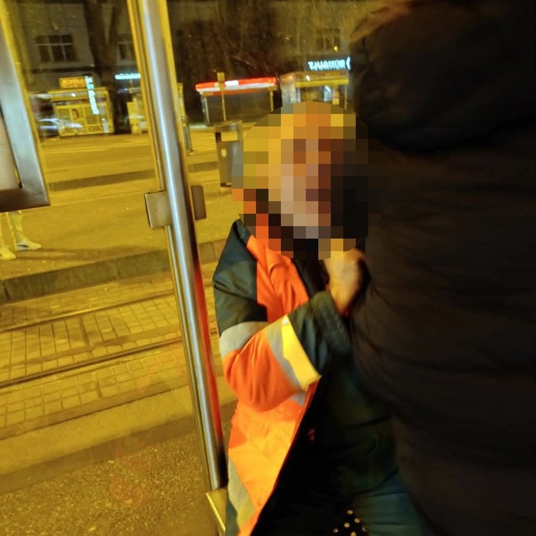 Pijan u Dubravi vrijeđao ljude, zaštitarke ga pokušale smiriti. Napao jednu od njih