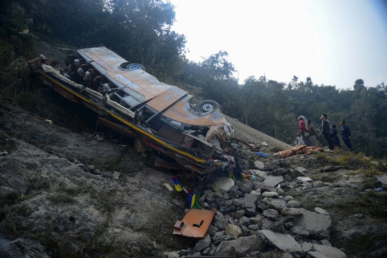 FOTO Teška autobusna nesreća u Nepalu: Poginulo najmanje 19 osoba