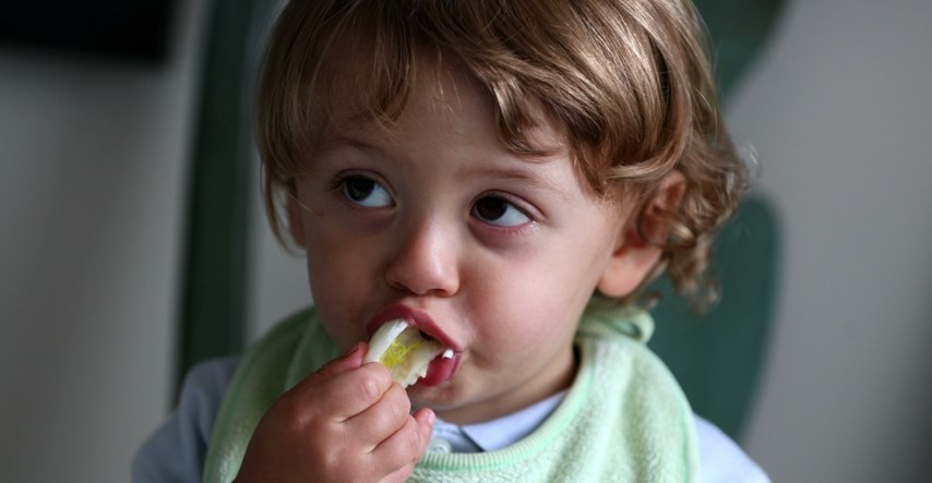 Dijete zadobilo opekline nakon što je grickalo celer. Evo što roditelji trebaju znati