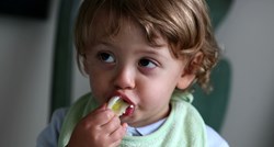 Dijete zadobilo opekline nakon što je grickalo celer. Evo što roditelji trebaju znati