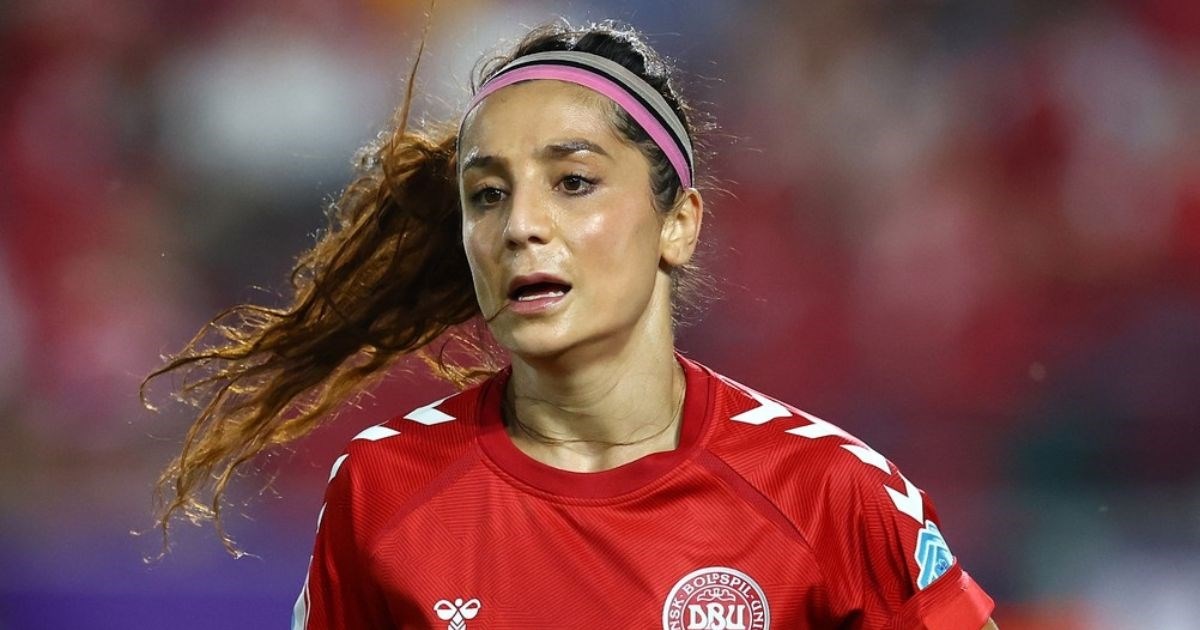 Oca su joj ubili talibani, a sada majku bagerist. Napustila je studio usred utakmice