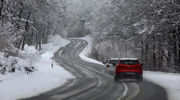 Na cestama su zimski uvjeti. Policija: Budite oprezni i koristite zimsku opremu