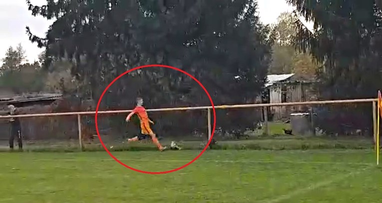 VIDEO Nogometaš ubio kokoš na utakmici blizu Popovače, dobio crveni karton