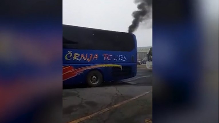 VIDEO Zapalio se autobus na kolodvoru u Vukovaru