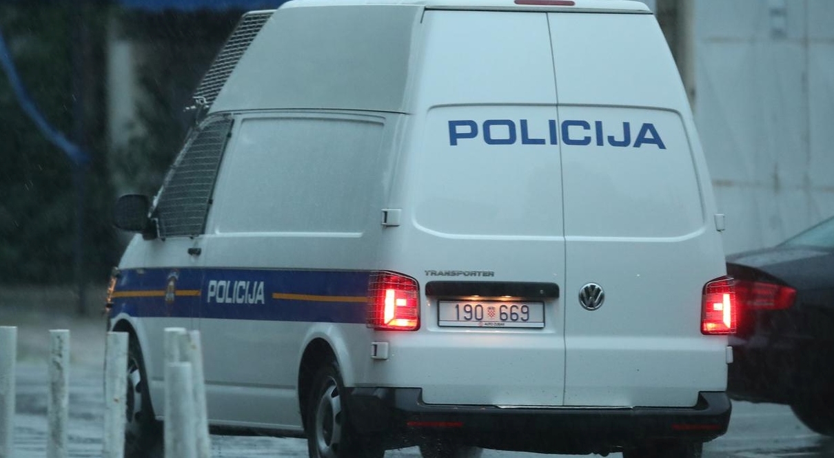 Krao po Varaždinu, napao prodavačicu, ukrao auto pa izazvao nesreću