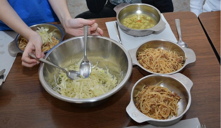 Zastupnici o besplatnim obrocima za učenike: Neke škole ih već imaju