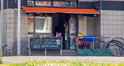 Natpis ispred kafića u Puli nasmijao prolaznike: "Cijepi se, bez nuspojava"