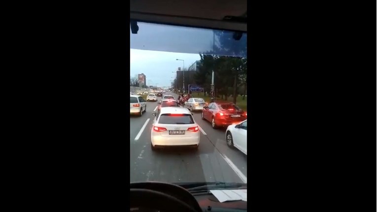VIDEO U Zagrebu se potukle dvije žene, napravile kaos u prometu