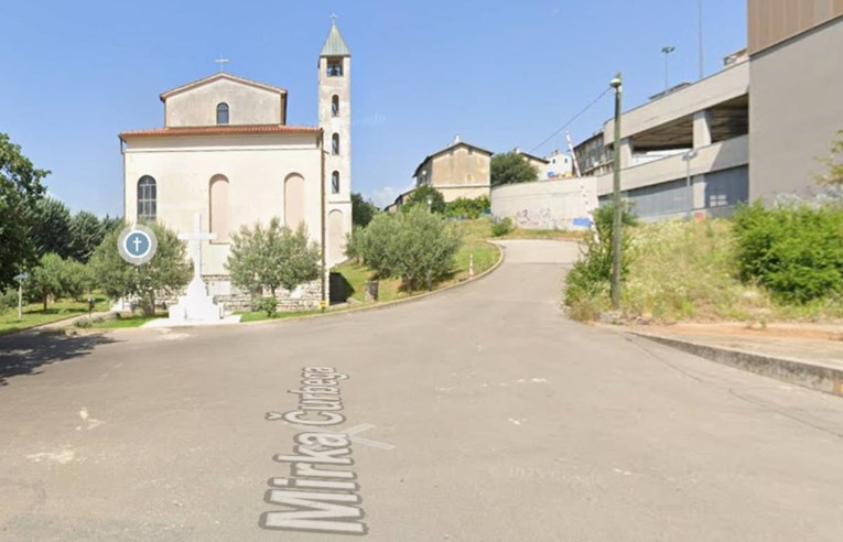 Upao u crkvu u Rijeci i vrijeđao vjernike. Razbio je i staklo na vratima