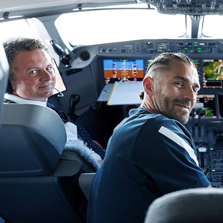 Livaja u kokpitu aviona. Navijači: Vozi avion, a nije položio za auto. Doktor života