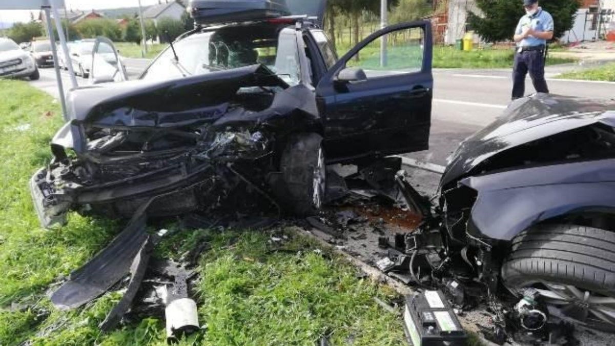 FOTO Jedna osoba poginula i više ozlijeđenih u frontalnom sudaru kod Korenice