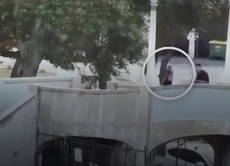 Objavljena nova snimka napada u Sydneyju. Policajac s 45 metara zaustavio pokolj