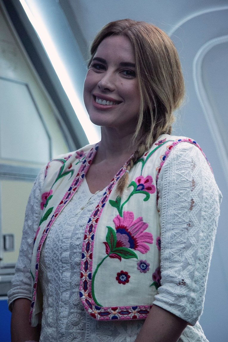 Nives Celzijus glumi u srpskoj seriji: "Djevojka sa sela i zakopčana do grla"