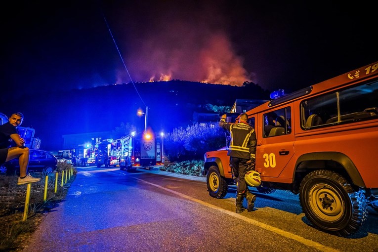 Kanaderi gase veliki požar na Žrnovnici, izbio je noćas kad je udario grom