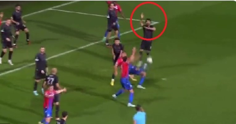 Bizarna reakcija dinamovca. Pokazivao sucu da dosudi igranje rukom Mišića