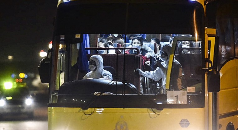 Kruzer s 4000 ljudi u karanteni zbog koronavirusa, novi smrtni slučaj izvan Kine