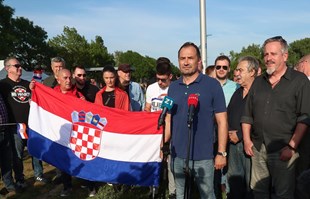 FOTO U Zagrebu zapaljeni Trnjanski kresovi. Došao Peternel, odigrao ulogu desničara