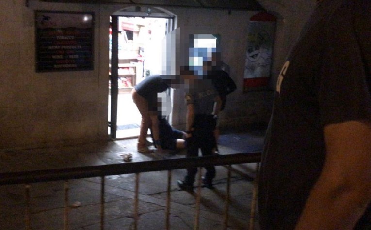 FOTO Muškarac u Splitu nepomično ležao pred dućanom. Nokautiran je?
