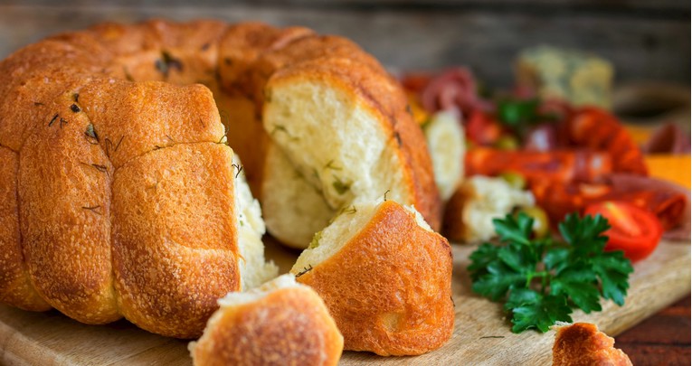 Popularni monkey bread možete napraviti u bezbroj kombinacija, odličan je za druženja