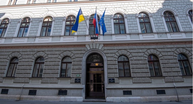 Na zgradi slovenske vlade visi ukrajinska zastava. Janša: Stojimo zajedno uz Ukrajinu