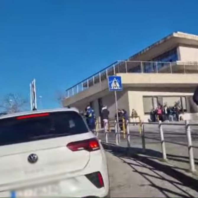 Policajci na ulazu u splitsku školu razljutili roditelje