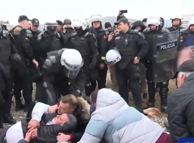 Policija hapsila prosvjednike kod Podgorice, ovi im skandirali "ustaše"