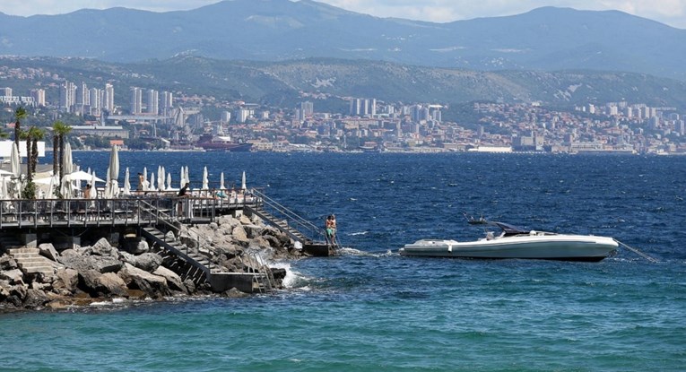 Mađarski turist (76) umro na plaži u Opatiji, kupači ga pokušali spasiti