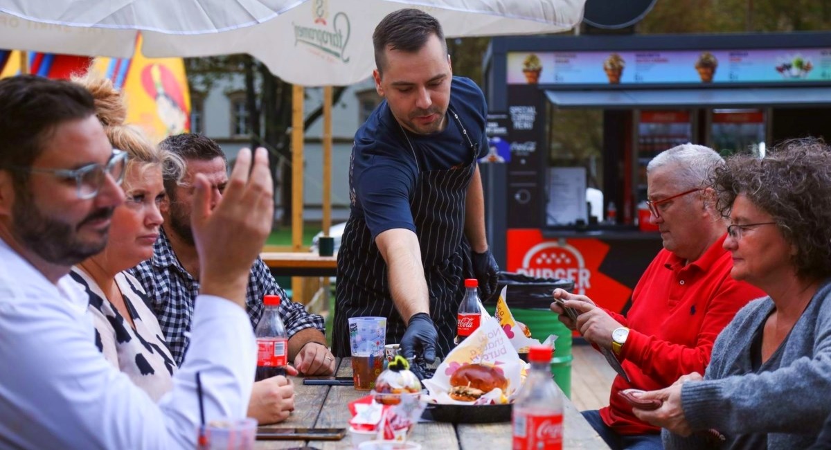 Ćevapi u brioche pecivu su hit na Burger Festivalu, a možete ih probati još 2 dana