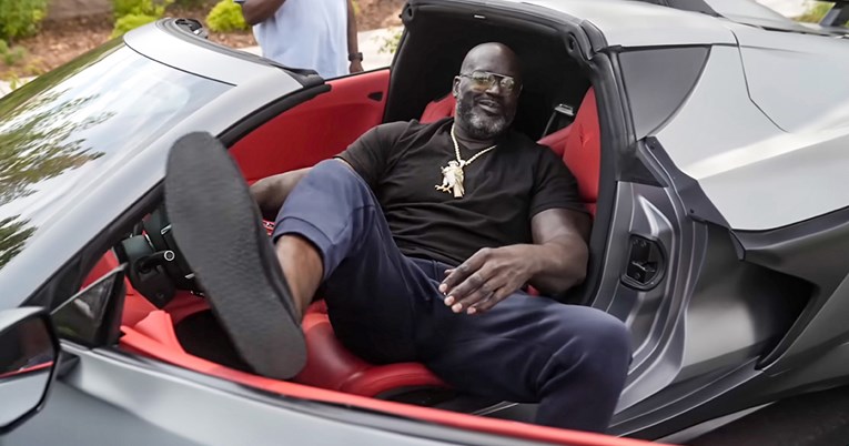 VIDEO Pogledajte kako se Shaq ugurao u Corvette