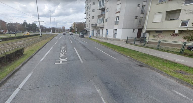 Pijani motociklist vozio bez kacige u Zagrebu pa se zabio u auto. Teško je ozlijeđen