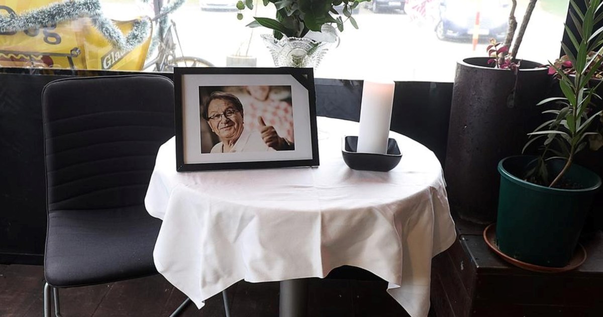 Na stol zagrebačkog restorana za kojim je obično sjedio stavljena Ćirina slika