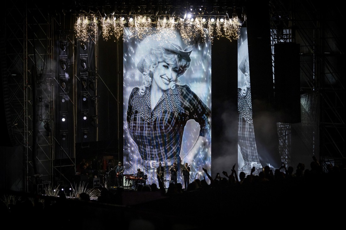 Svijet se oprašta od Dolly Parton slušajući njezine najveće hitove