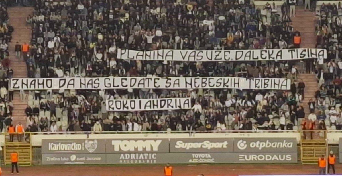 Navijači Hajduka izvjesili poruku posvećenu poginulim planinarima u Sloveniji