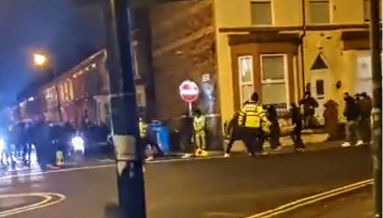 VIDEO Sukob naoružanih navijača Napolija i policije u Liverpoolu