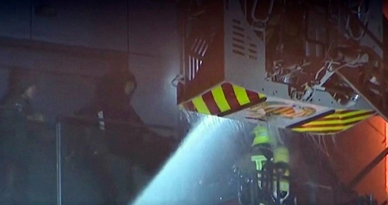Ovo je trenutak kad su vatrogasci spasili dvoje ljudi iz goruće zgrade u Valenciji