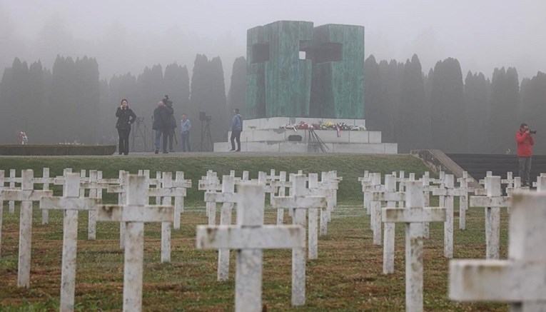 Na Memorijalnom groblju u Vukovaru položeno cvijeće i upaljene svijeće