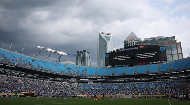 Ovako izgleda utakmica od 5 sati. Oblaci na nebu, a na semaforu ozbiljna upozorenja 