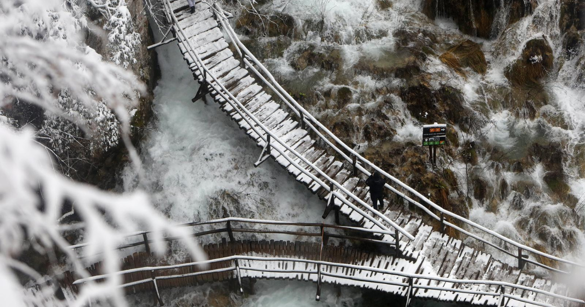 FOTO Pao snijeg na Plitvičkim jezerima, prizori su predivni