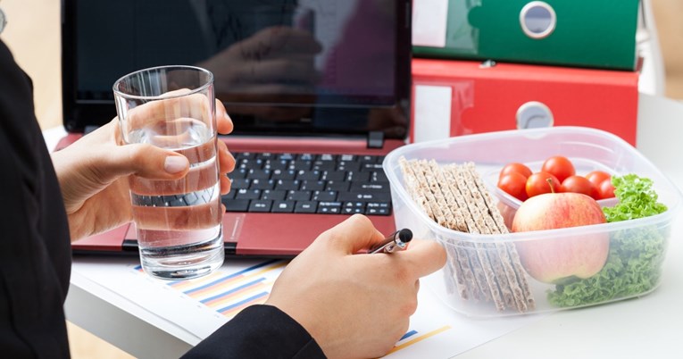 Pet jednostavnih načina da zdravije ručate na poslu
