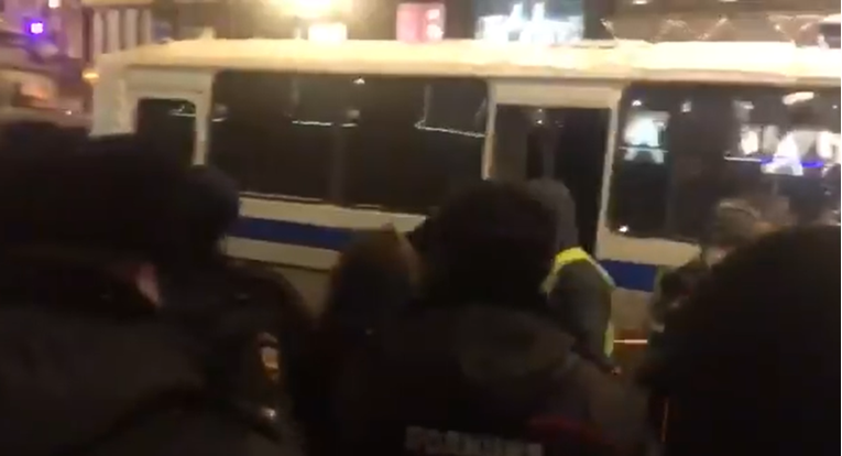 Kod policijske stanice u kojoj drže Navalnog uhićeno 12 ljudi