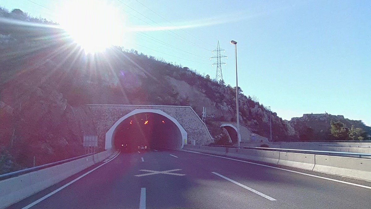 Prometna iz smjera Klisa prema Solinu, auto završio na krovu