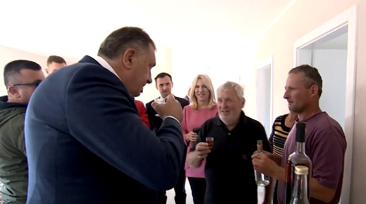Dodik helikopterom sletio na Baniju i pio rakiju: "Ovo je tužan kraj"