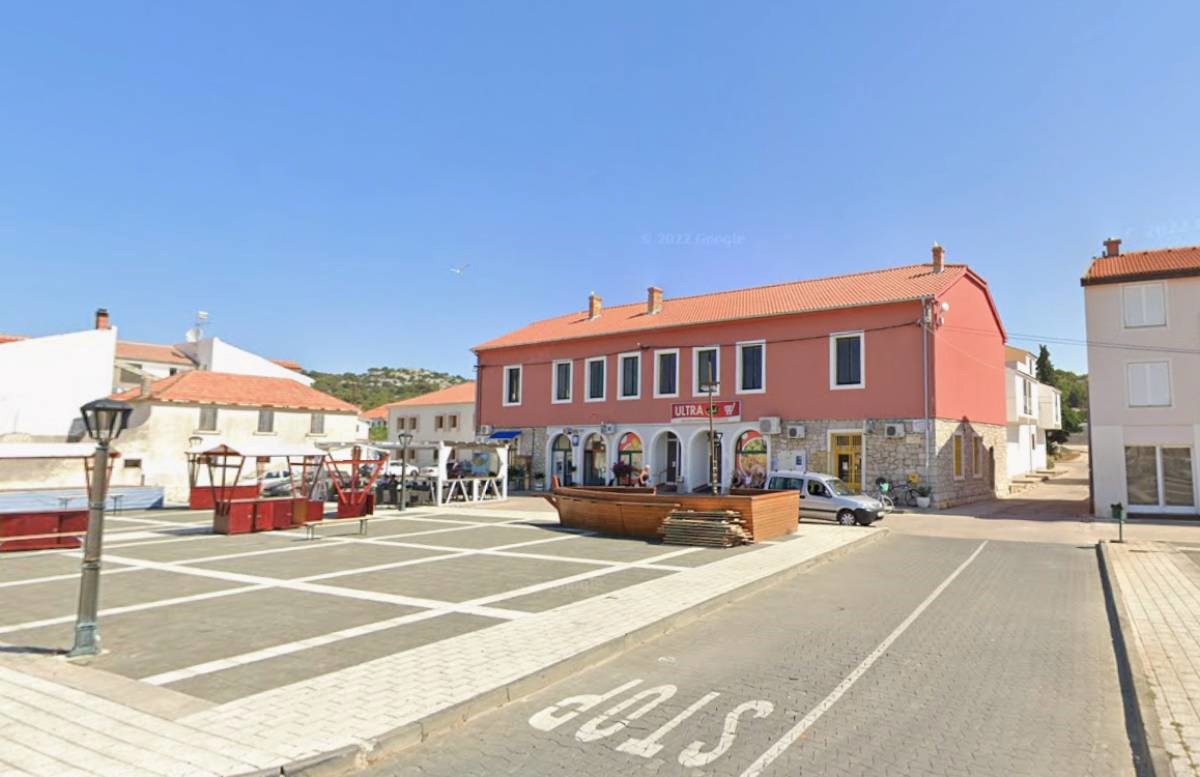 Maloljetnica na Murteru nožem ranila prodavačicu