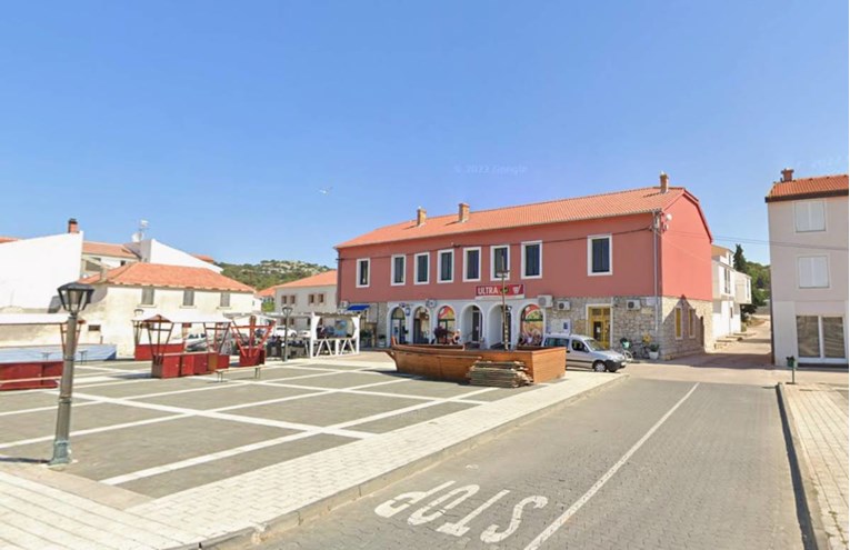 Maloljetnica na Murteru nožem ranila prodavačicu pa u postaji napala policajku