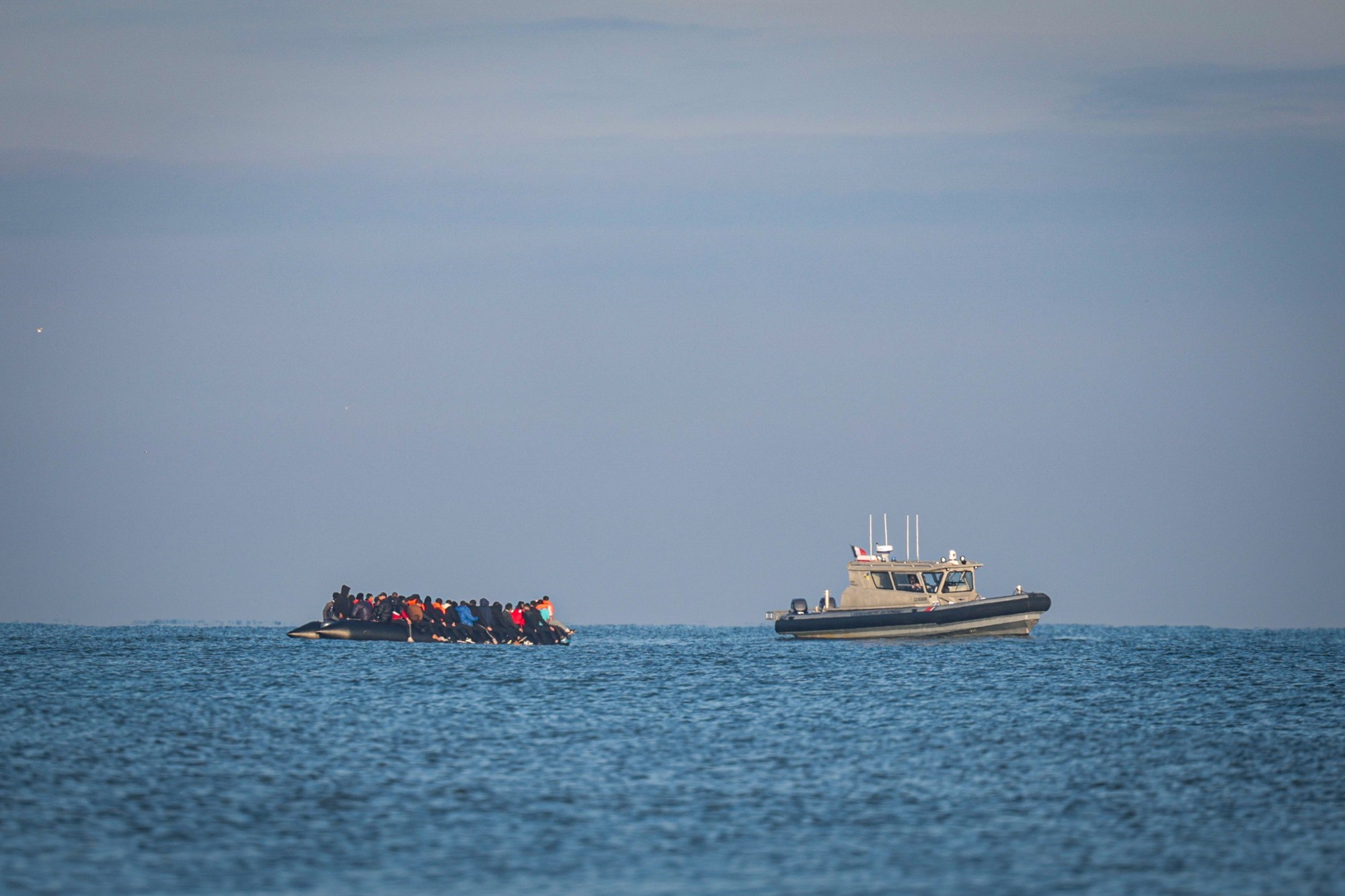Nakon gotovo mjesec dana zati&#x161;ja, migranti opet krenuli preko La Manchea