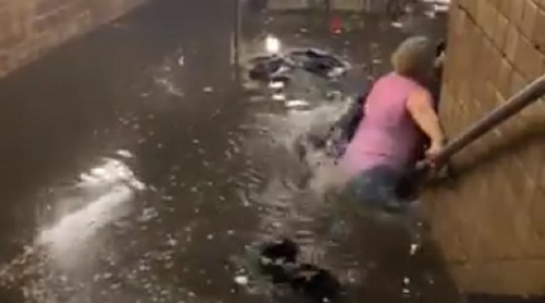 VIDEO Oluja Elsa pred New Yorkom. Poplave i kaos na cestama, auti pod vodom...