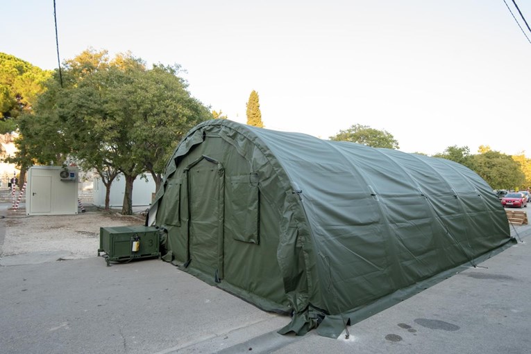 Hrvatska vojska je do sada postavila 51 šator oko zdravstvenih ustanova