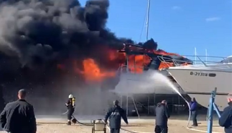 VIDEO Veliki požar progutao jahtu od 20 metara u Sukošanu